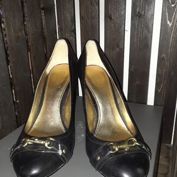 Coach  size 9.5 Black gently worn. 3.5 inch heel. Leather **READ** - Picture 4 of 6